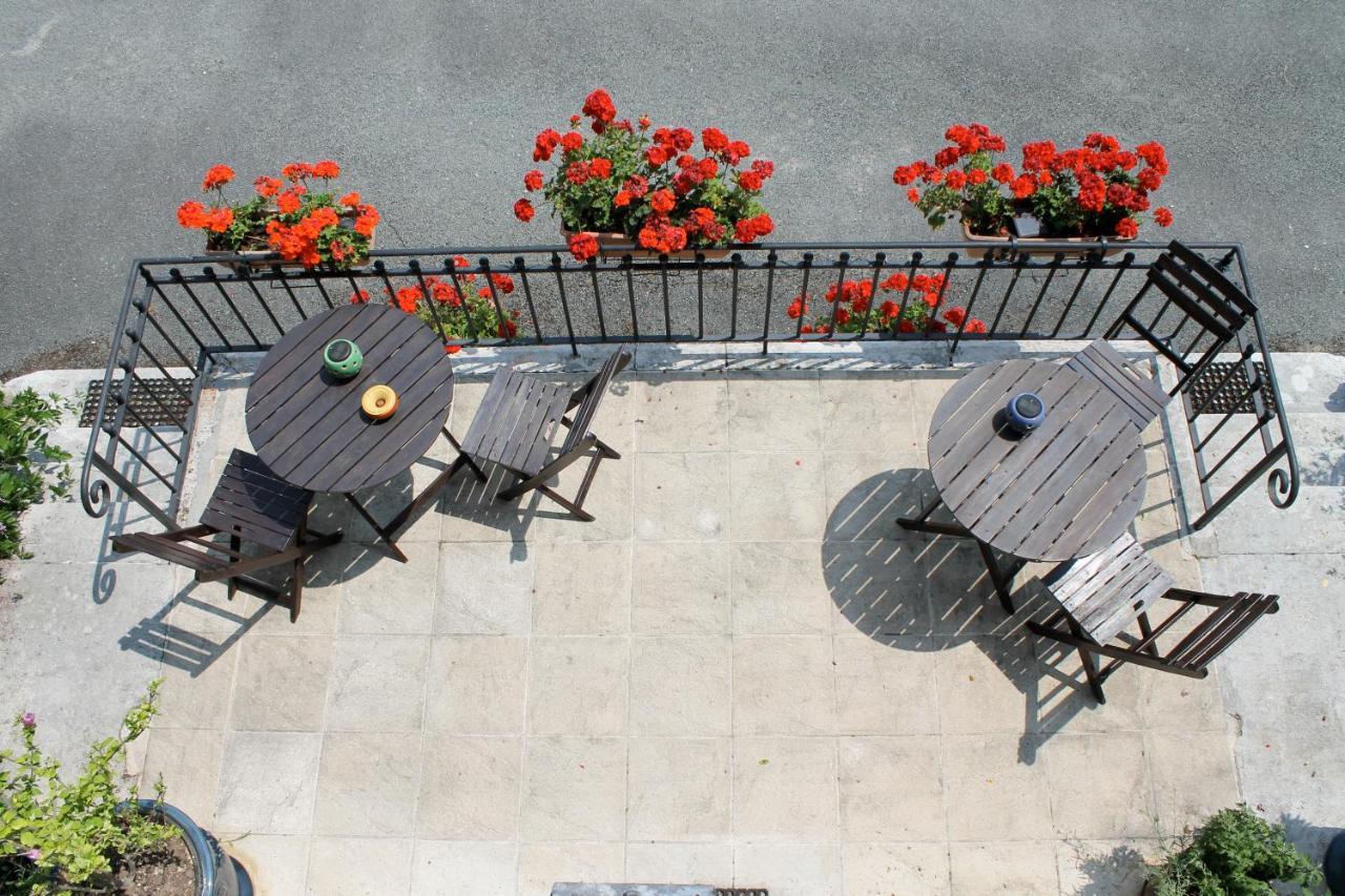 Le Logis Des Quatre Puits Bed & Breakfast Neuvicq-Montguyon Exterior photo