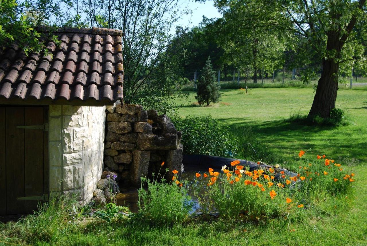 Le Logis Des Quatre Puits Bed & Breakfast Neuvicq-Montguyon Exterior photo